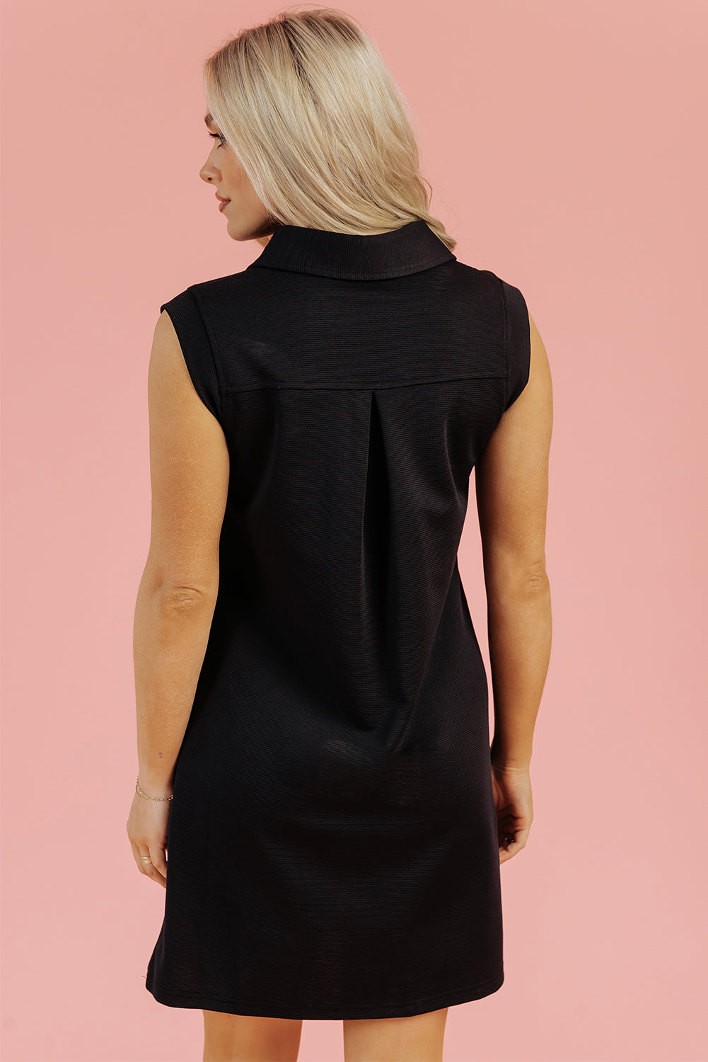 Mini-robe sans manches à col fendu et à col uni