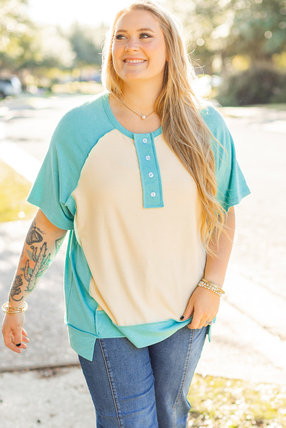 T-shirt boutonné à manches raglan et blocs de couleurs grande taille