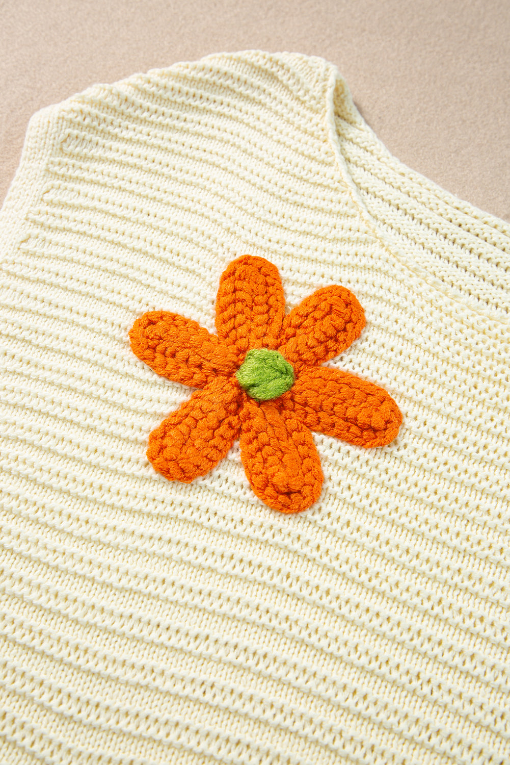 Haut tricoté a col rond en crochet fleuri