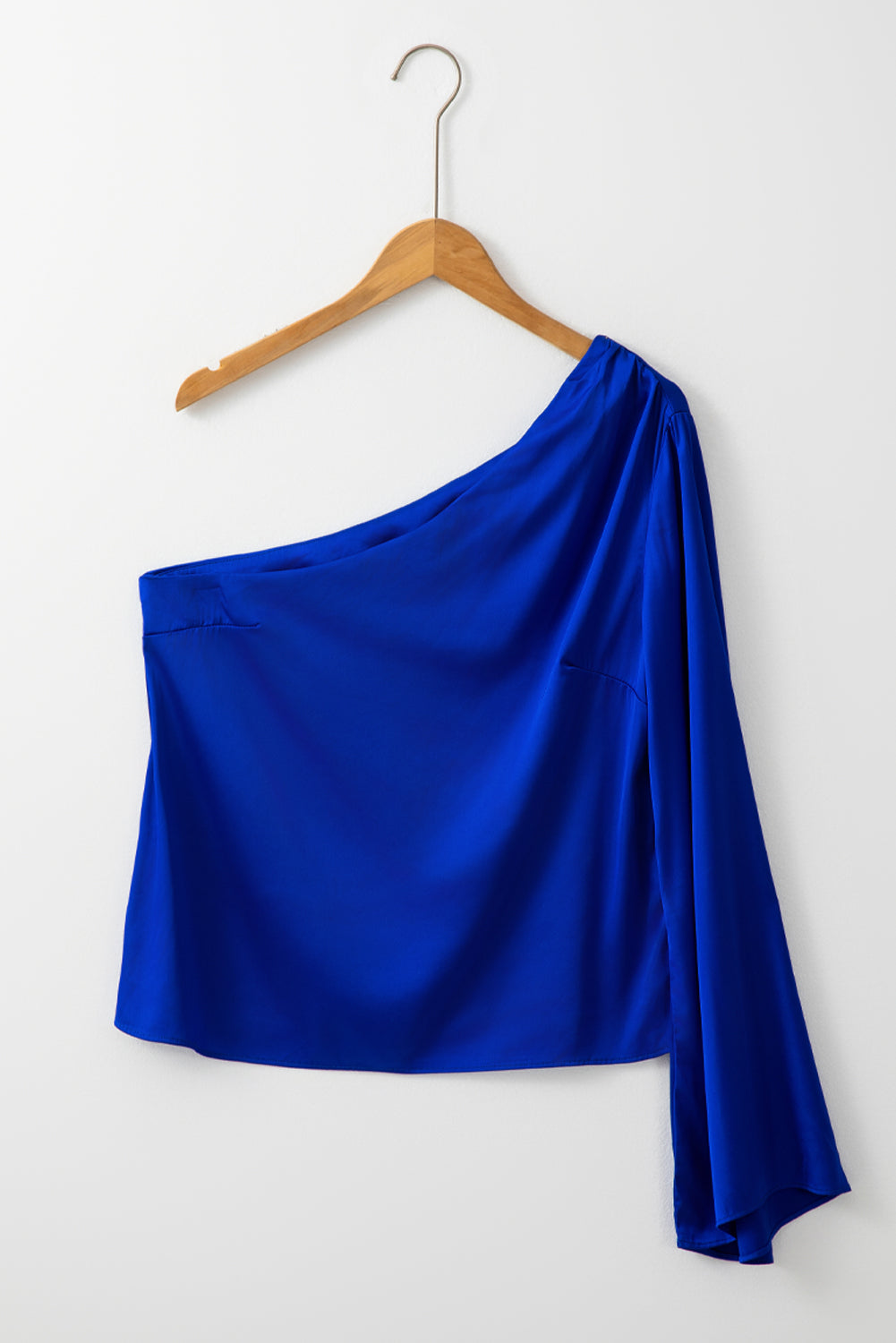 Chemisier asymétrique en satin à une épaule et manches cloche