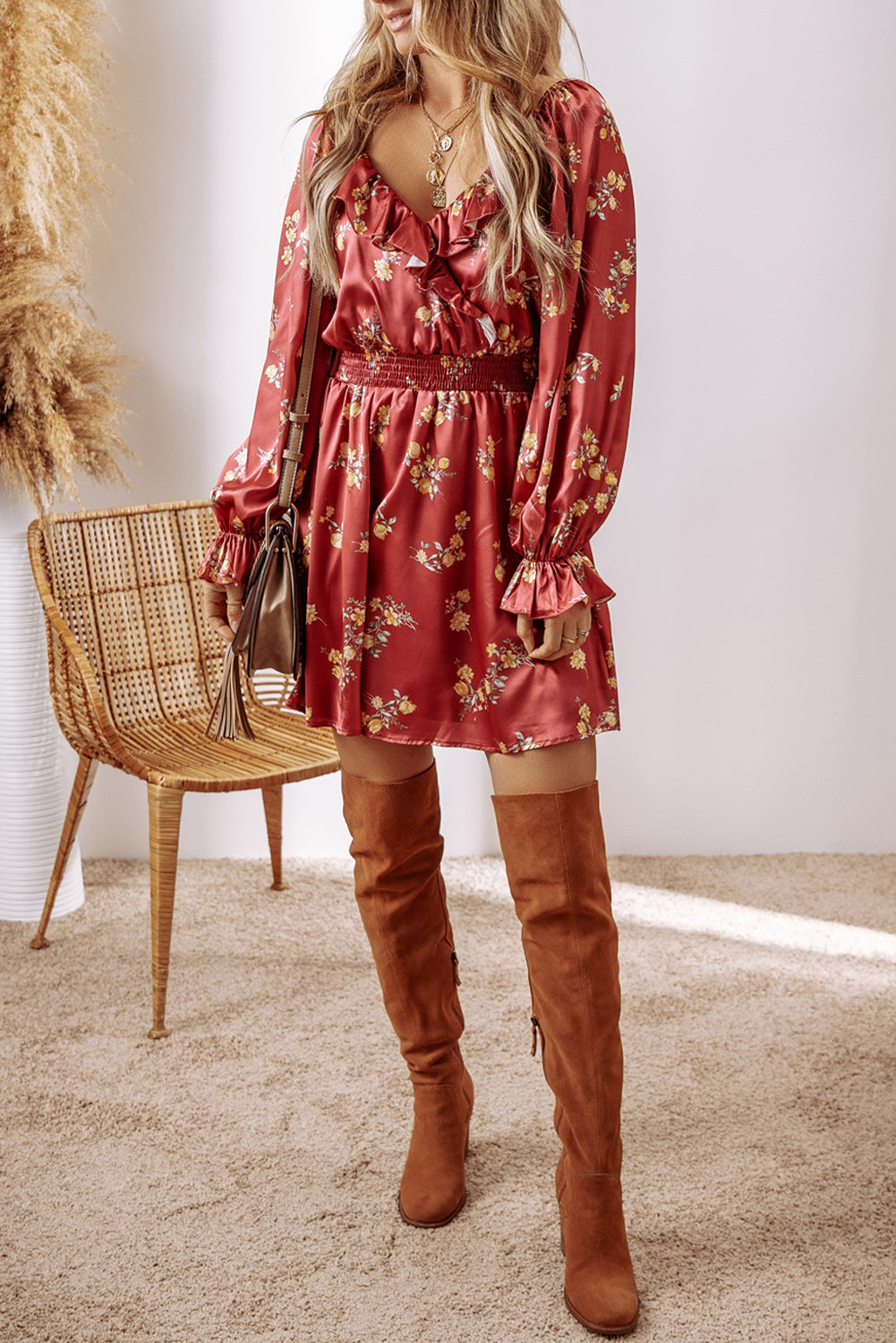 Mini-robe à imprimé floral et taille froncée, bordure à volants, col en V