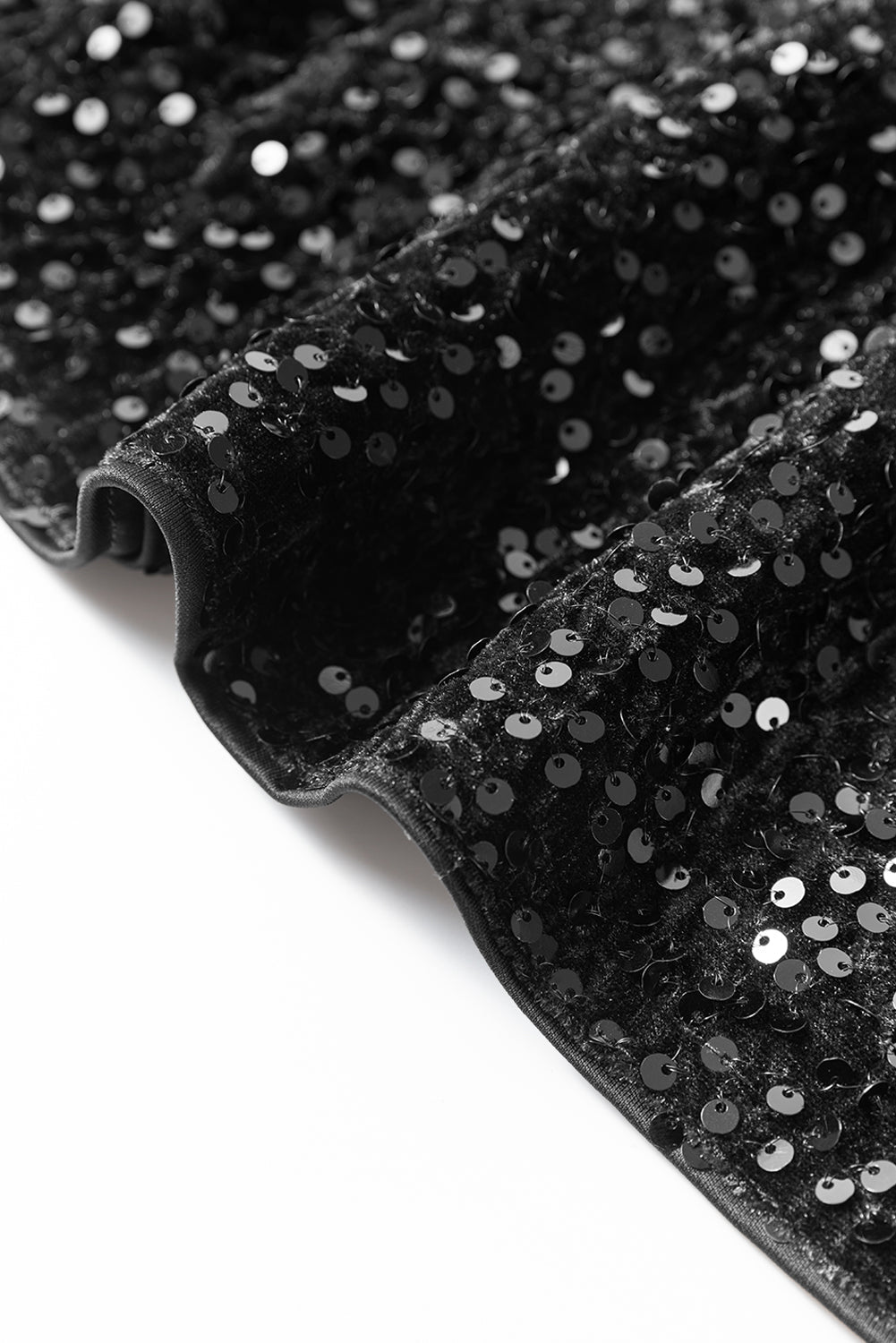 Mini-robe a paillettes et manches longues avec nœud découpé dans le dos