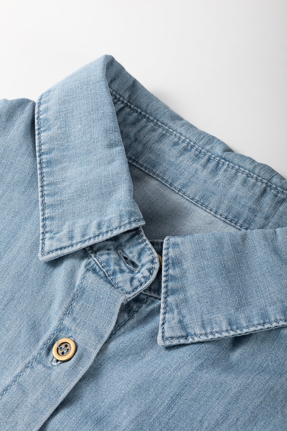 Chemise en jean à manches courtes pliées et poches plaquées