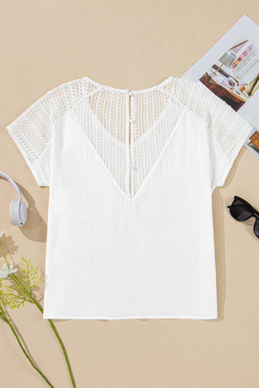 T-shirt à col en V et boutons texturés en dentelle crochetée