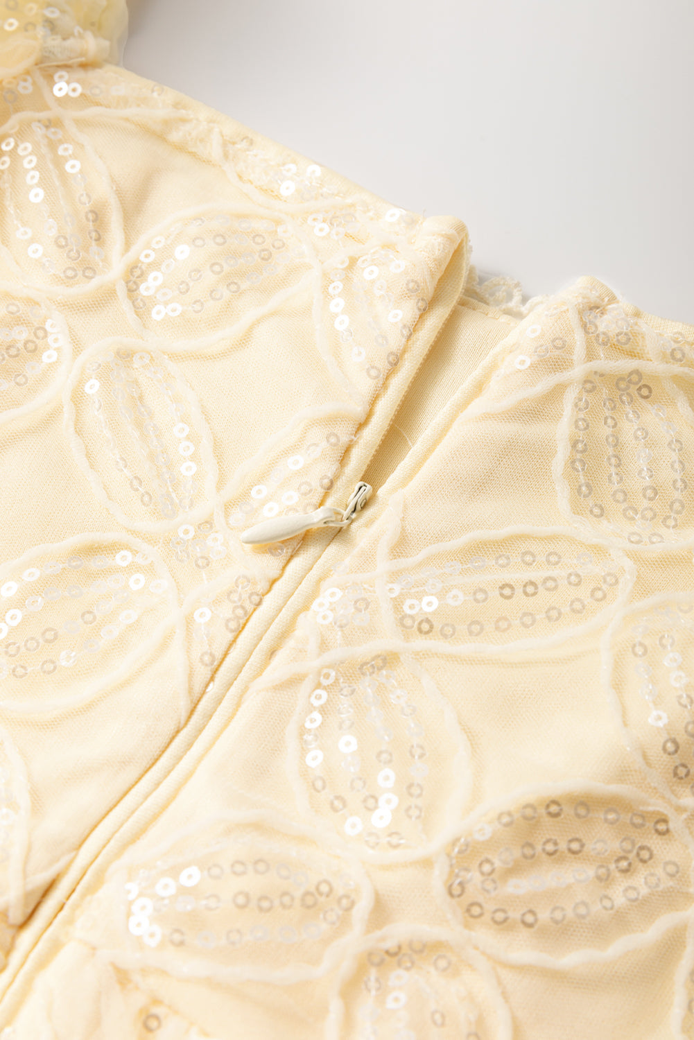 Robe a col carré et manches bouffantes en maille et dentelle pailletée