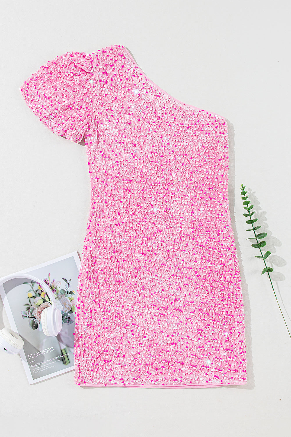 Mini-robe moulante a sequins et manches bouffantes