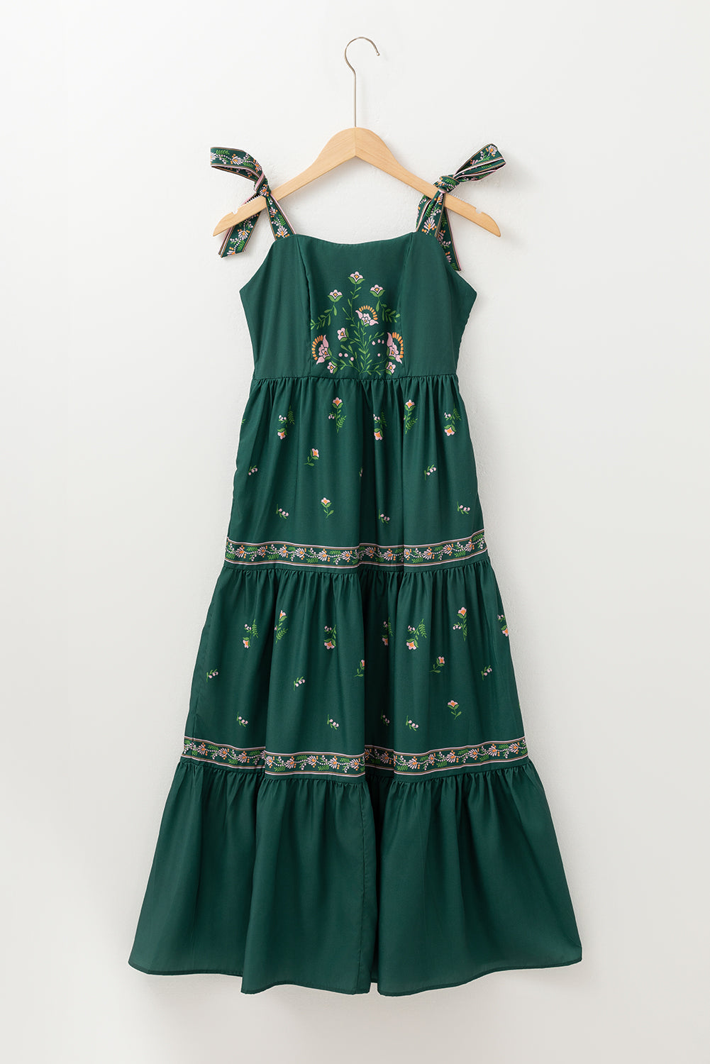 Robe longue à volants et bretelles nouées à fleurs dans le dos