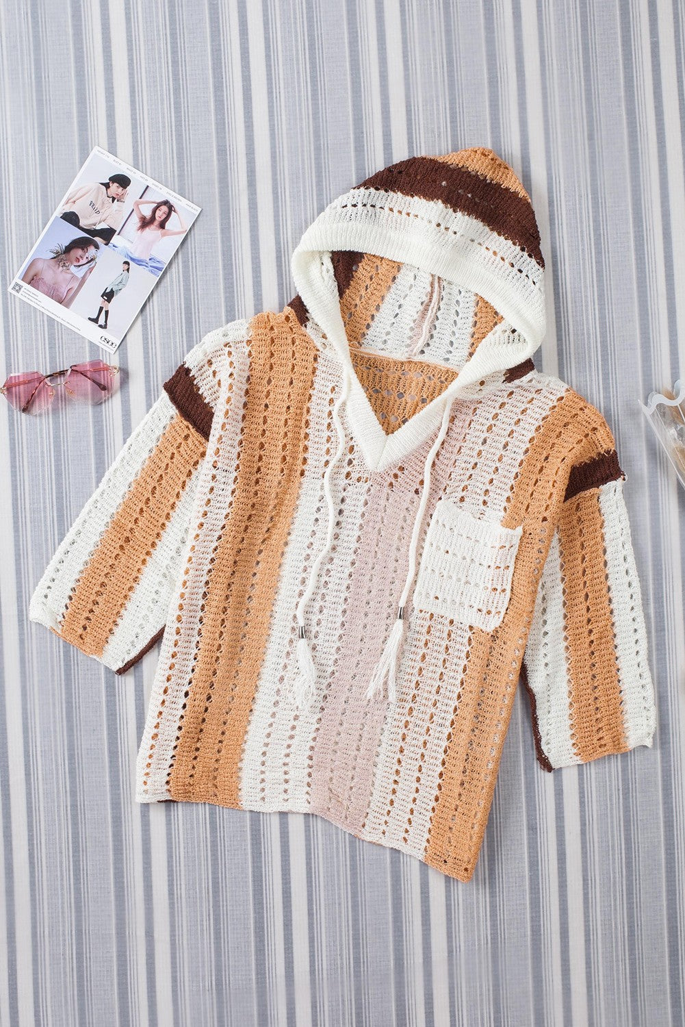 Pull à capuche rayé blanc à découpes color block