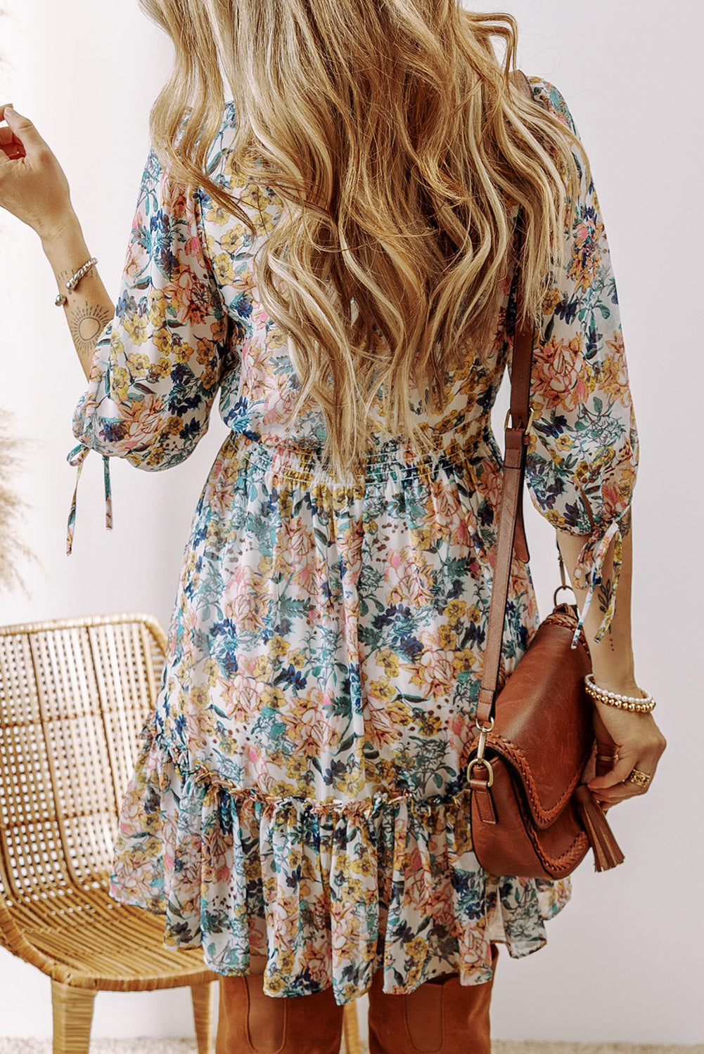 Robe fleurie a manches 3/4 et col en V, taille haute, a volants