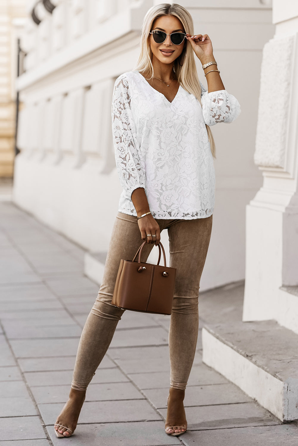 Haut ample à col en V et dentelle florale au crochet