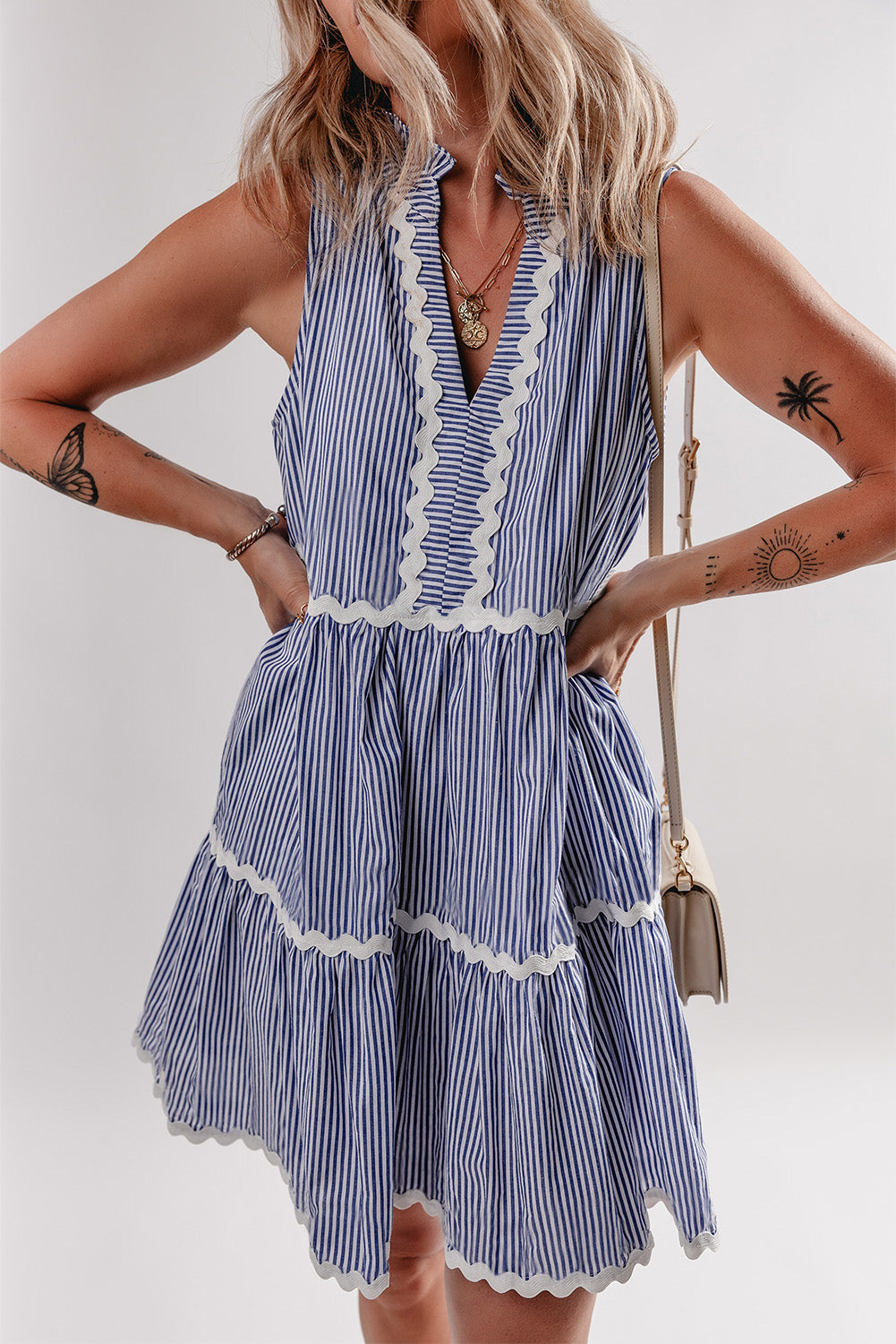 Robe courte sans manches à col en V cranté et à motif contrasté