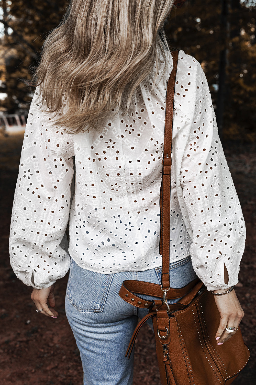 Blouse a col en V et manches bouffantes brodées a œillets