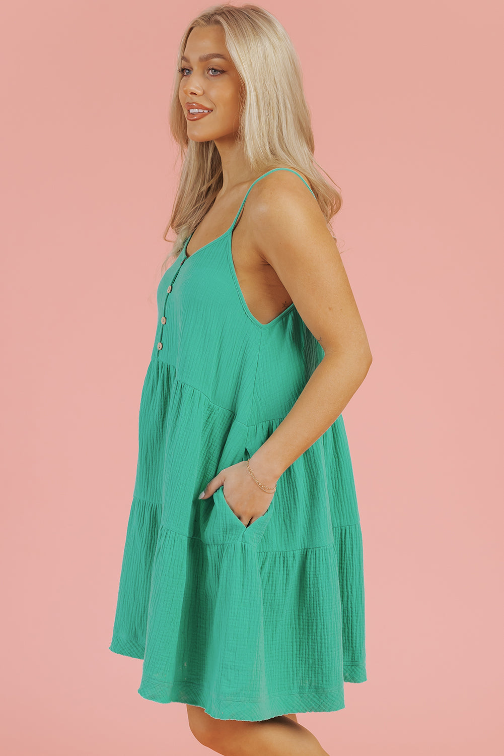 Robe courte ample texturée à fines bretelles et boutons