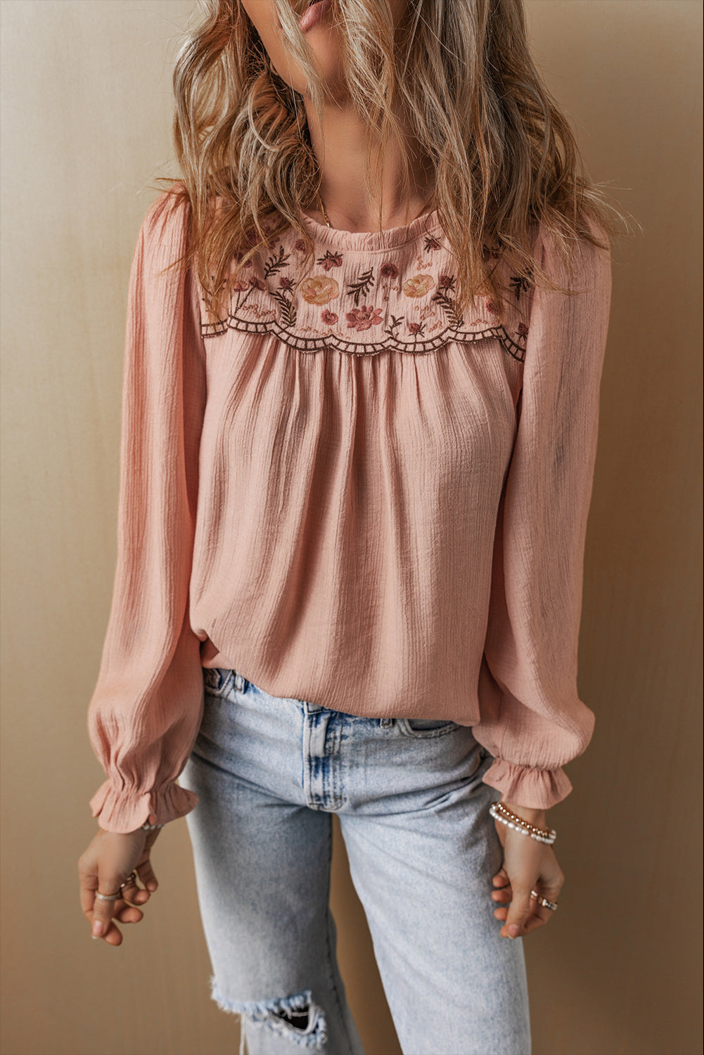 Blouse élégante a manches volantées texturées brodées florales