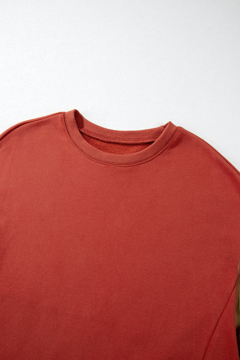 Sweat-shirt à épaules tombantes en patchwork bicolore
