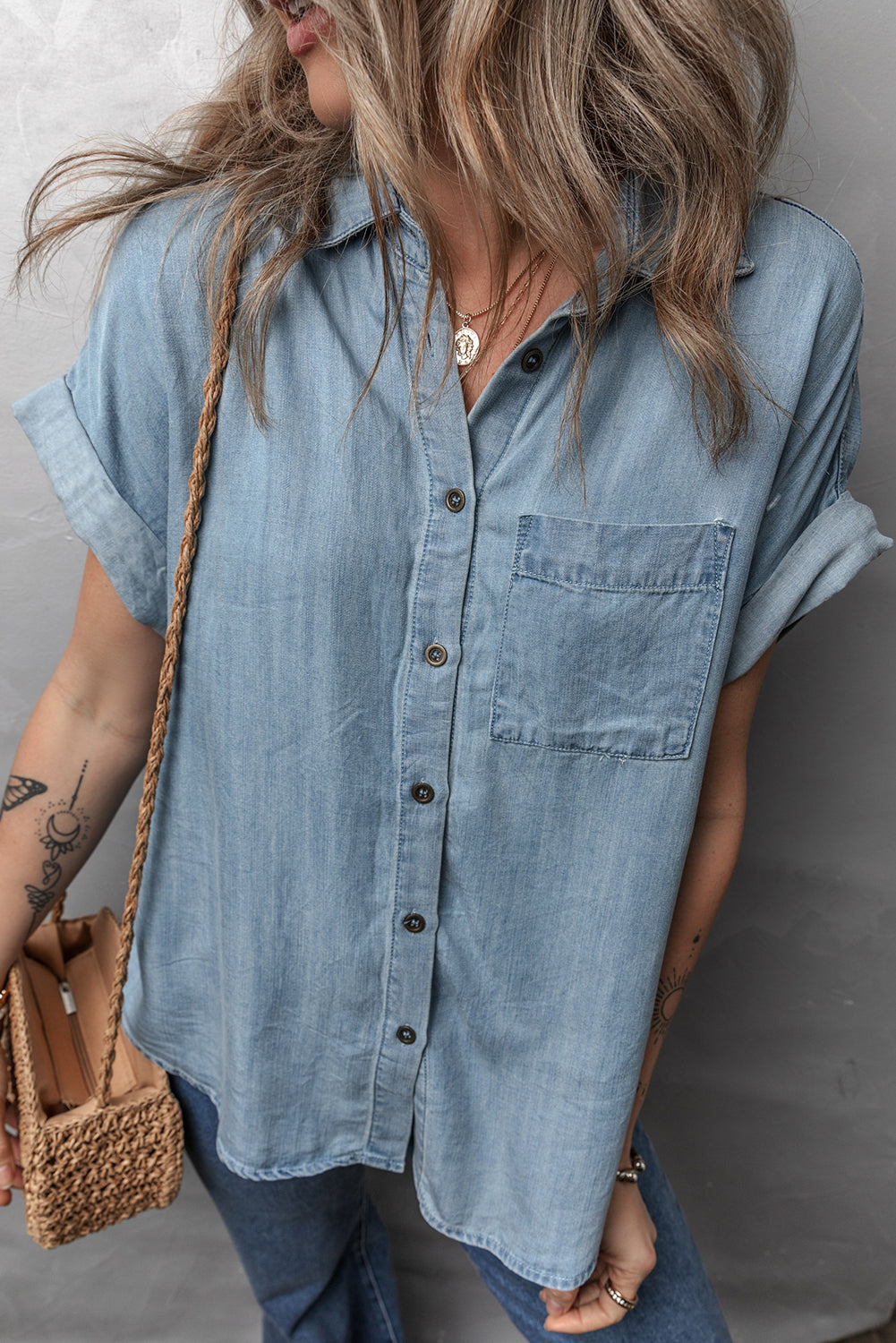 Chemise en jean à manches courtes pliées et poches plaquées
