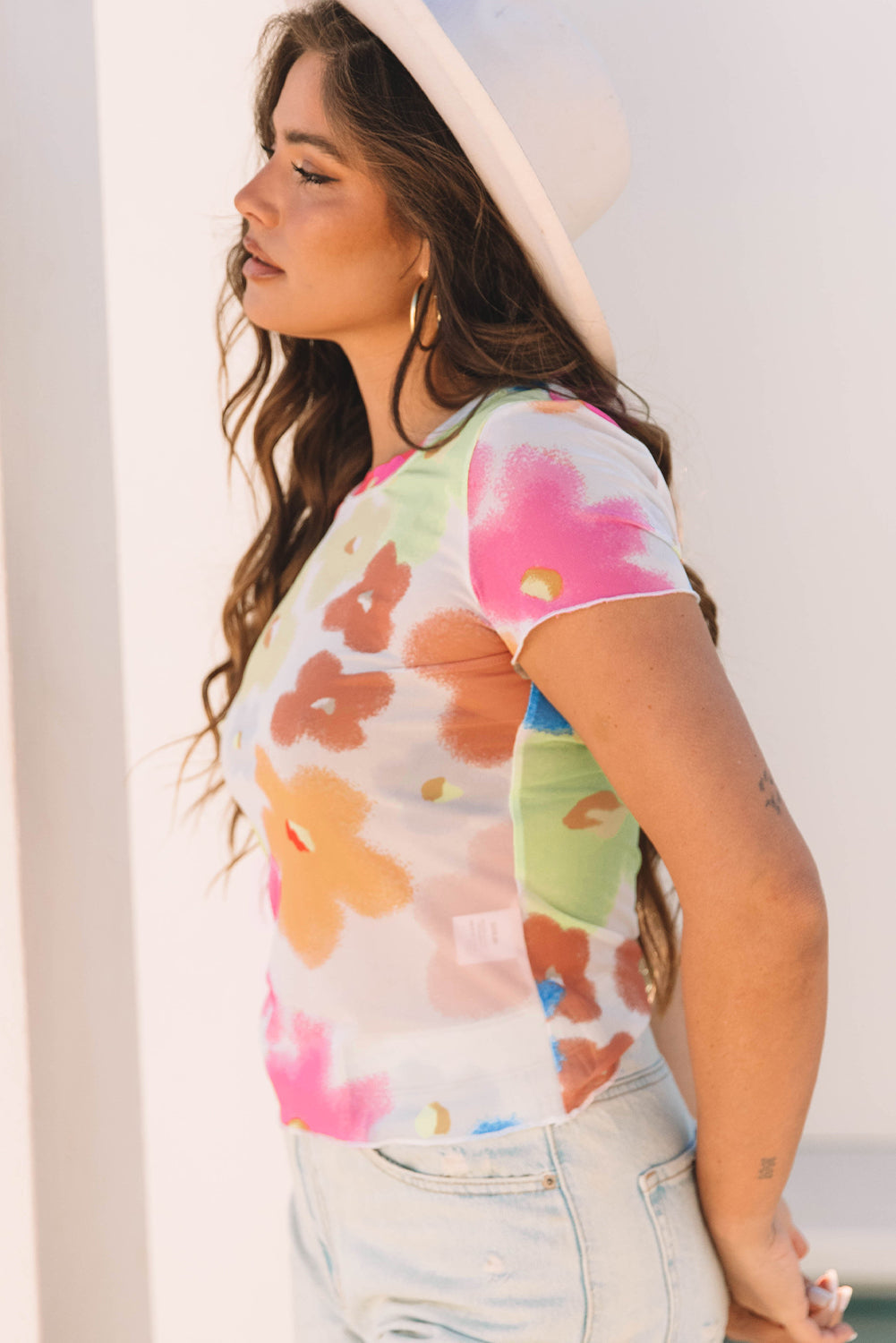 T-shirt court en maille fleurie avec bordure en laitue