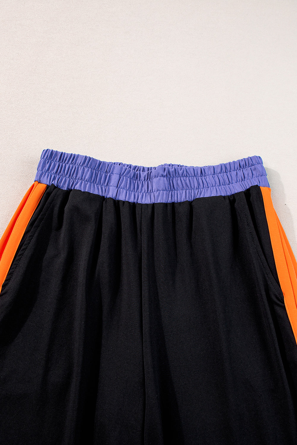 Tenue deux pièces décontractée avec blocs de couleurs