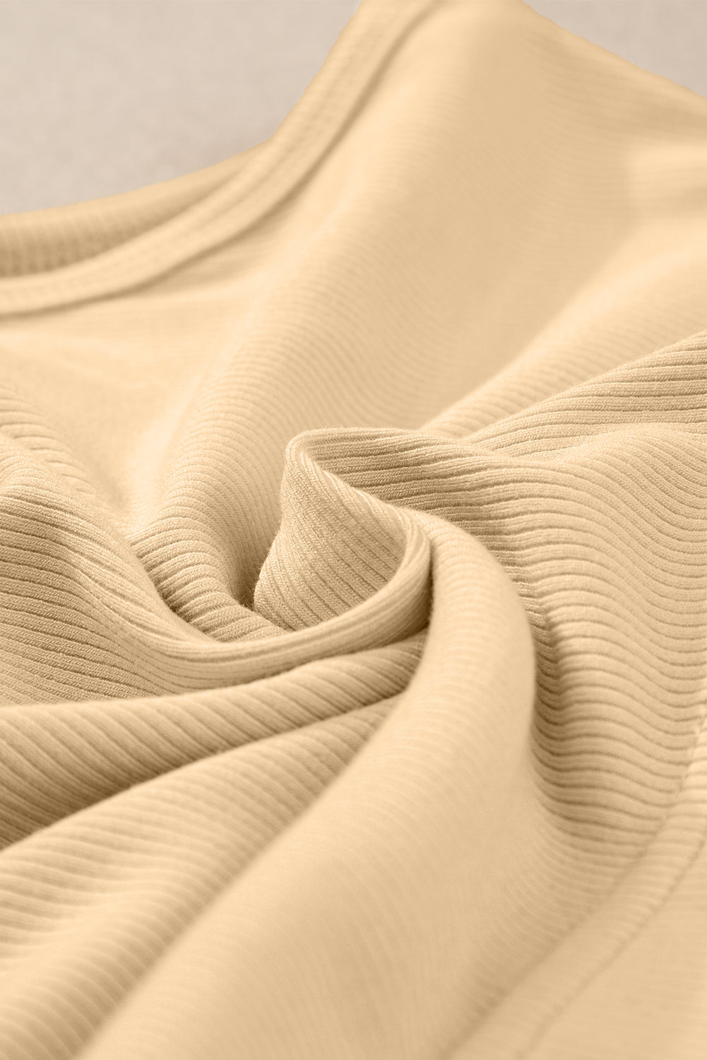 Haut court fourreau sans manches en tricot côtelé