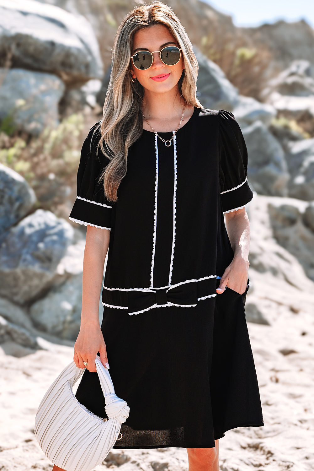 Robe droite à manches mi-longues et bordure festonnée contrastée avec nœud