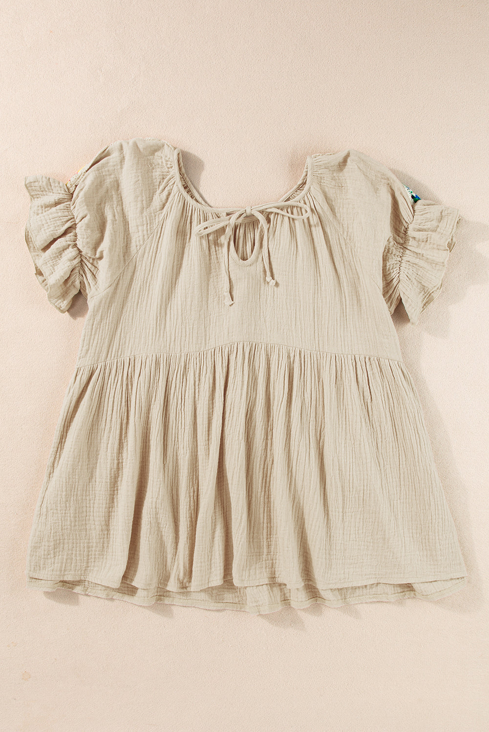 Blouse brodée froissée à manches bulles et col noué