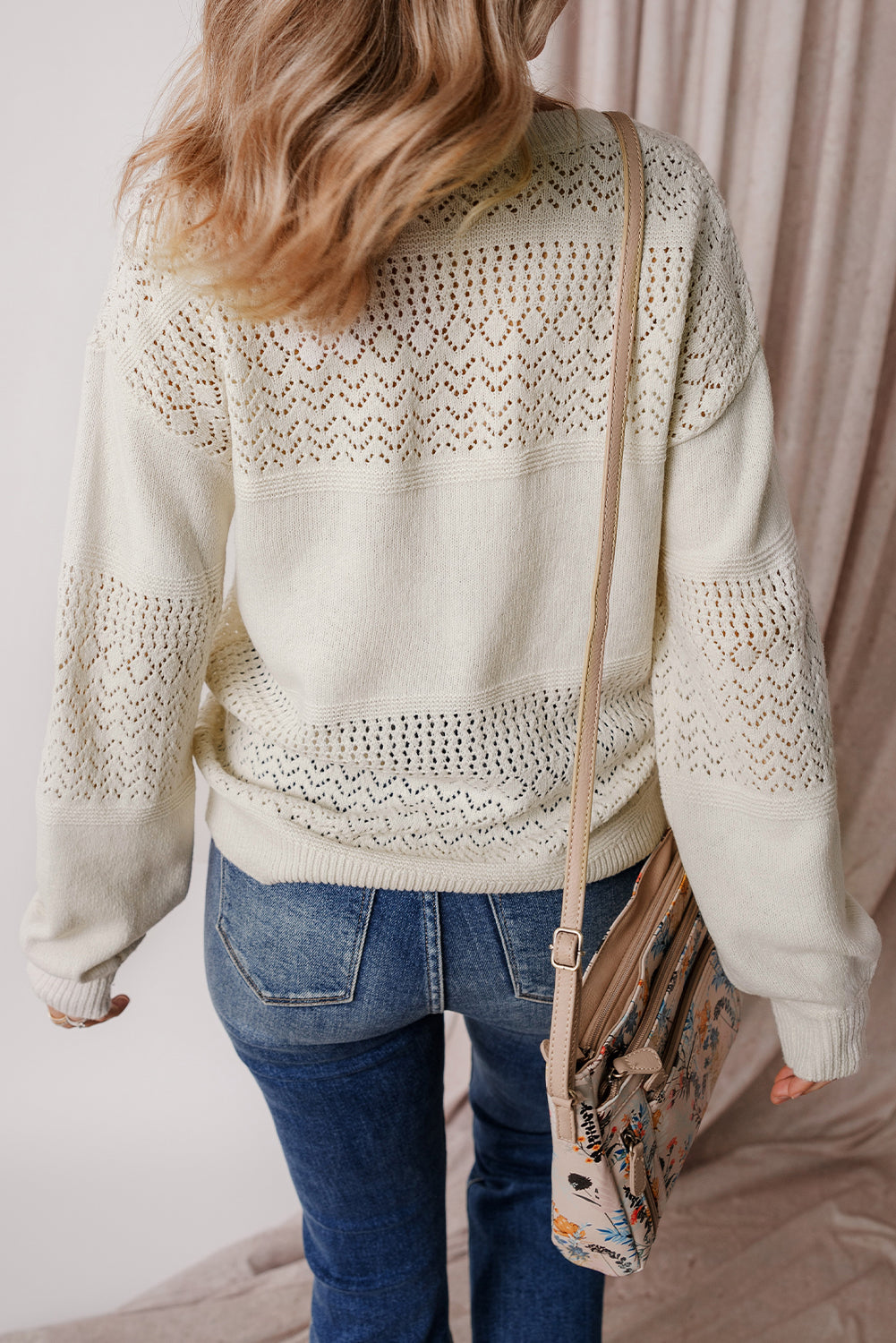 Pull à col en V et épaules tombantes avec motif à œillets