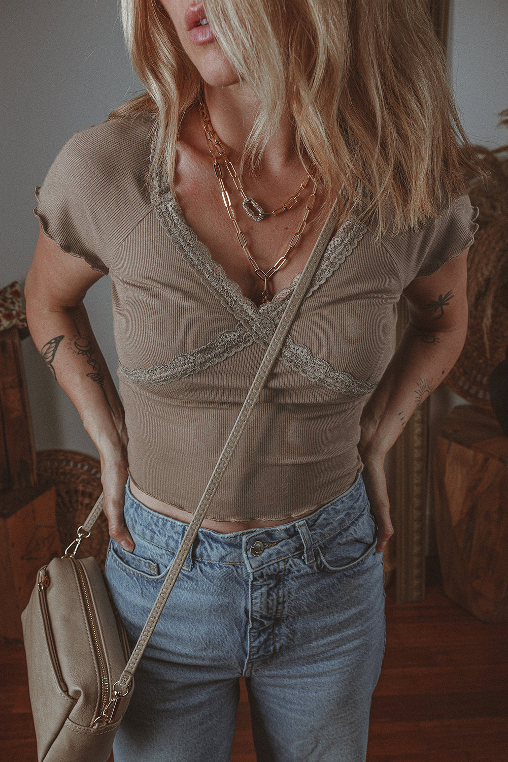T-shirt slim à col en V et dentelle