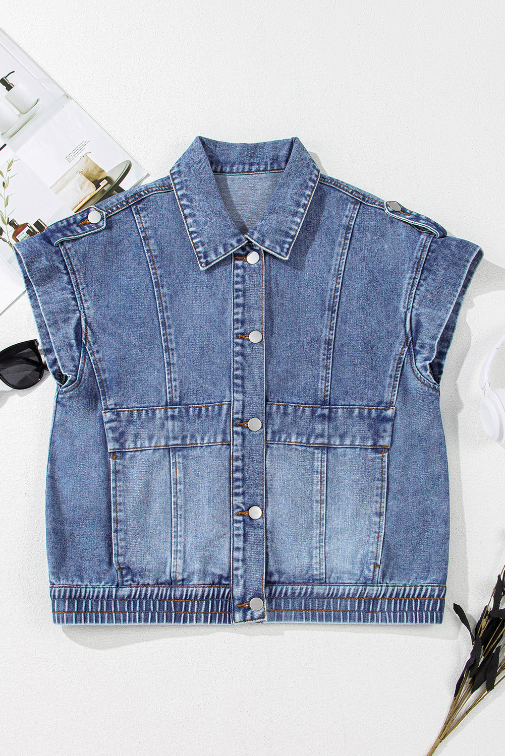 Gilet en jean boutonné à ourlet élastique délavé à l'acide