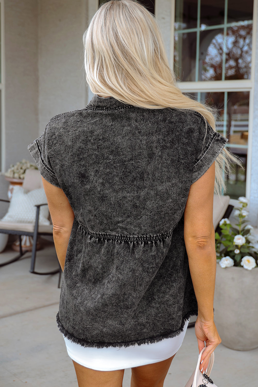 Chemise en jean à manches courtes, poche à rabat, boutonnée et ourlet brut