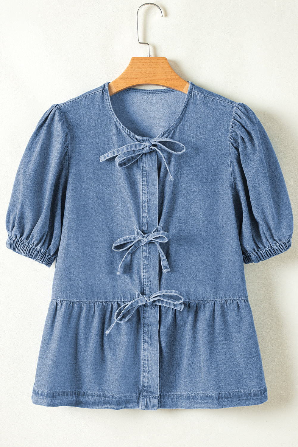 Chemise en jean péplum nouée sur le devant a manches bulles