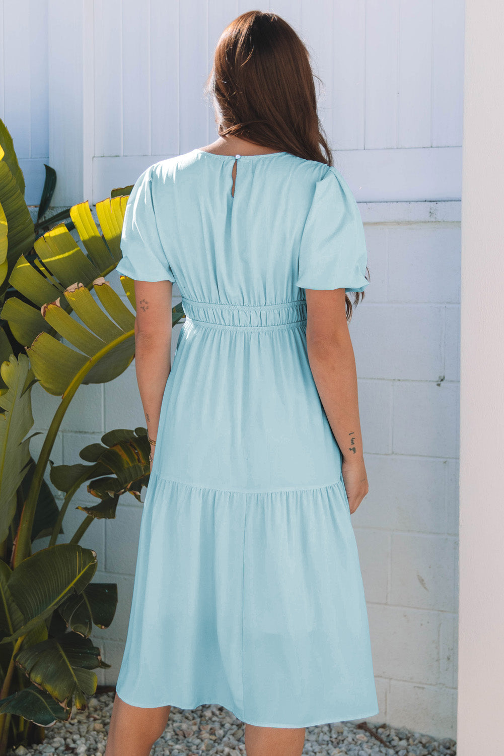 Robe mi-longue fluide plissée à manches bouffantes et taille haute