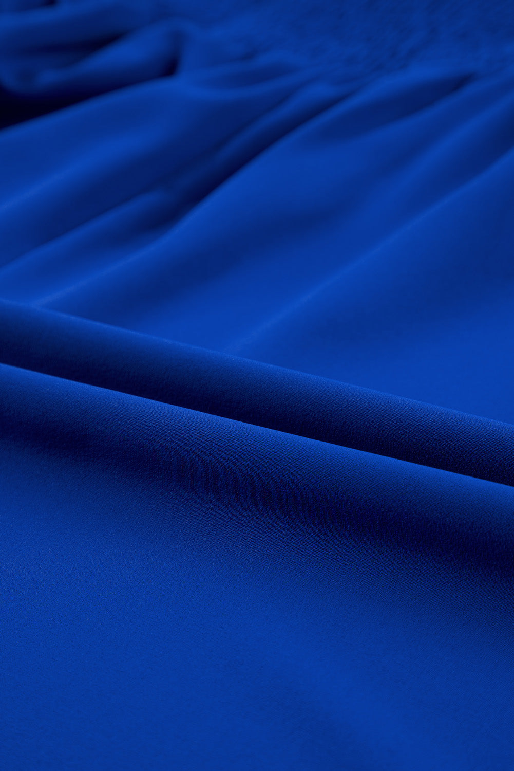 Mini-robe froncée à volants et col carré de grande taille