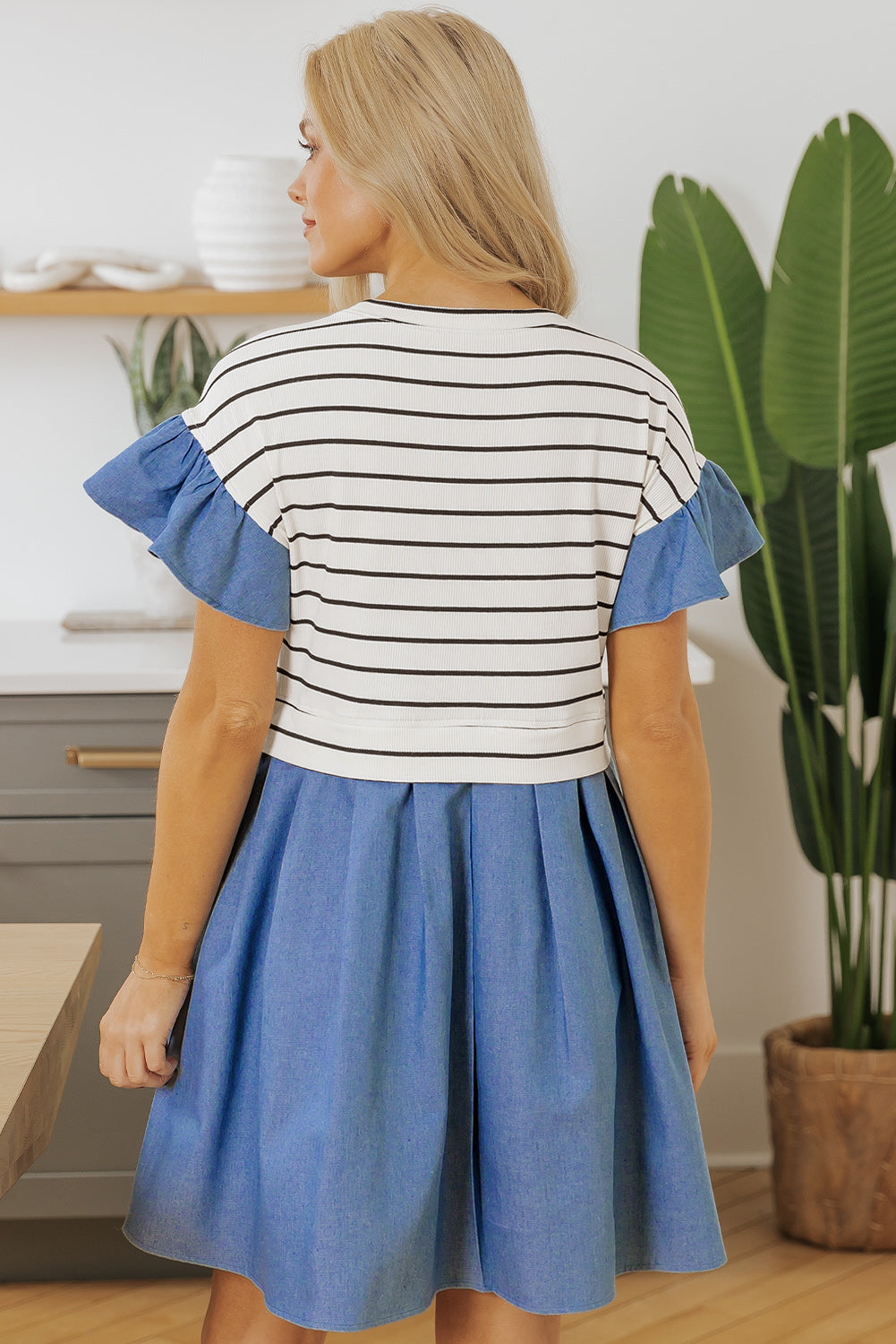 Mini-robe en denim a volants et patchwork a col rond