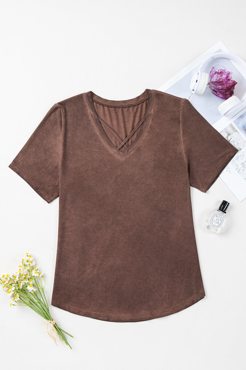 T-shirt décontracté à col en V et effet délavé minéral