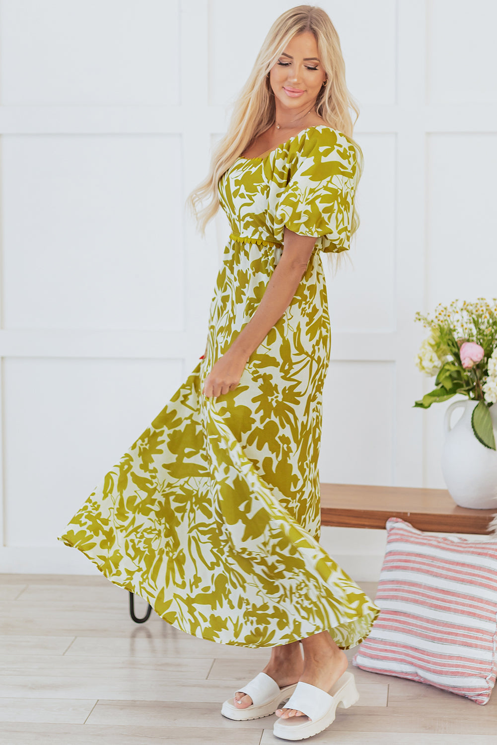 Robe longue fleurie taille haute à col carré et bordure festonnée