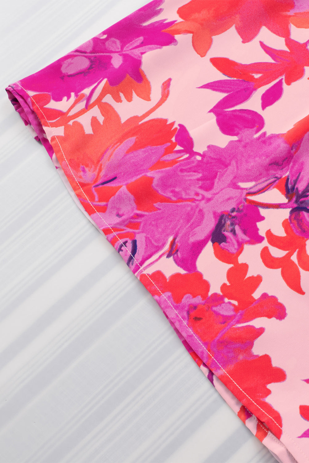 Blouse florale à manches flottantes et col à volants