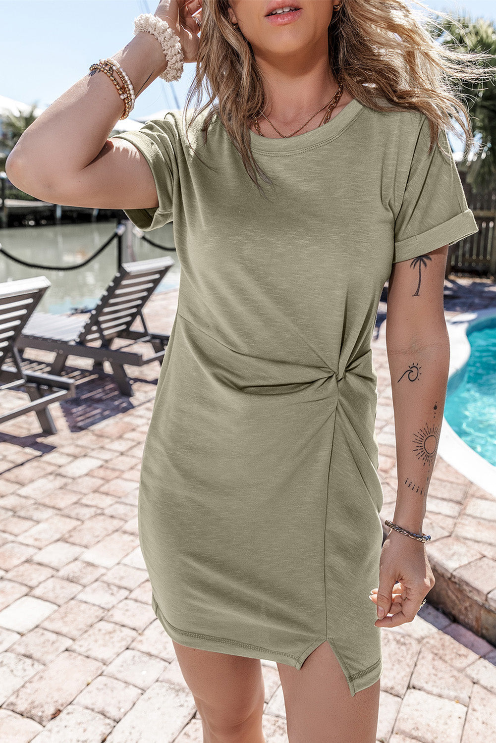 Mini-robe t-shirt torsadée a manches pliées