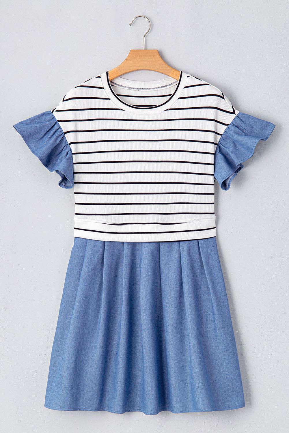 Mini-robe en denim a volants et patchwork a col rond
