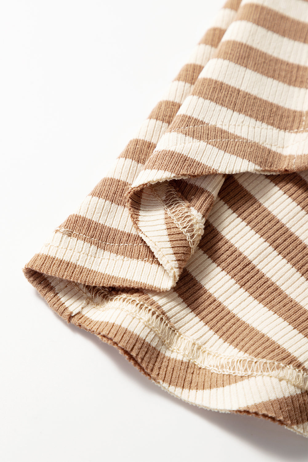 Haut sans manches à col rond et coutures apparentes