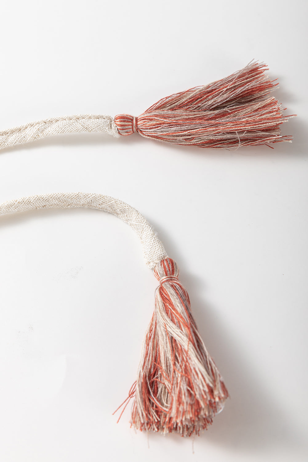 Chemisier à manches courtes et col en V noué à pompons et broderie géométrique
