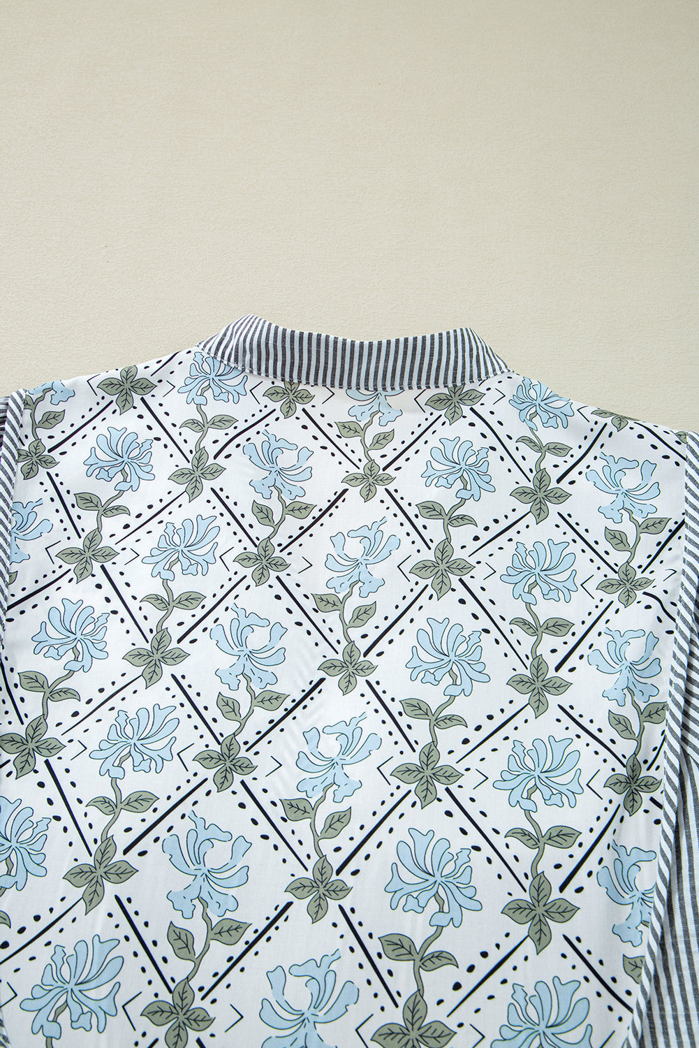 Mini-robe droite à manches longues et col en V noué en patchwork floral