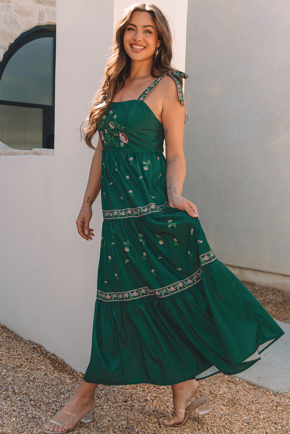Robe longue à volants et bretelles nouées à fleurs dans le dos