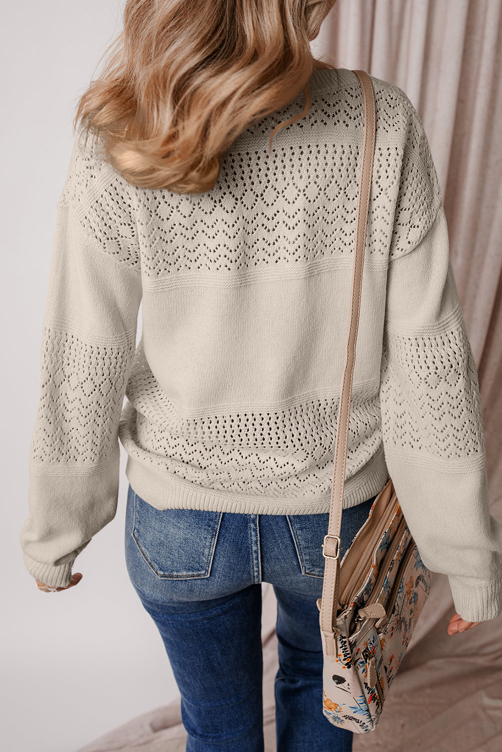 Pull à col en V et épaules tombantes avec motif à œillets