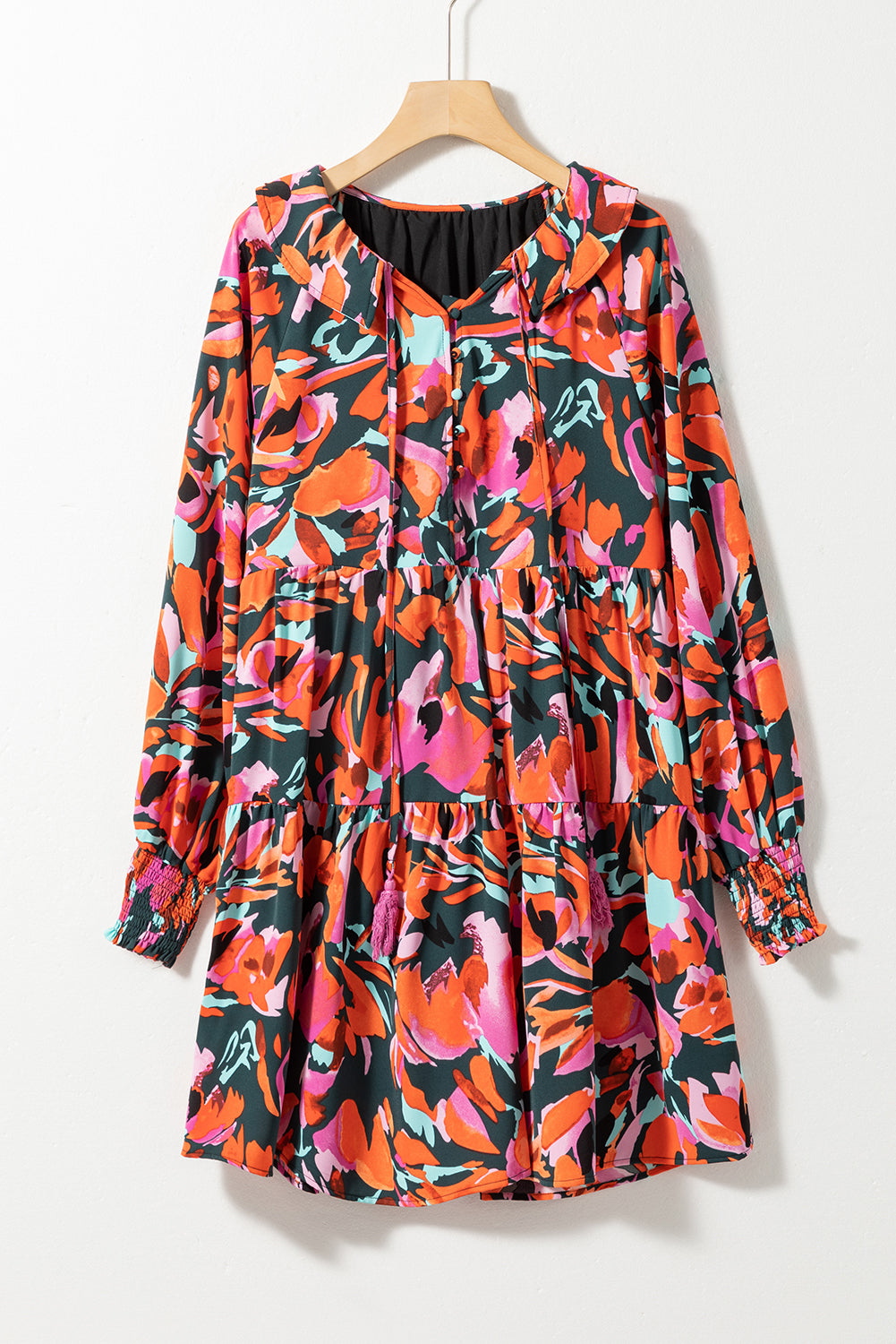 Mini-robe florale smockée a manches évêque et pompon