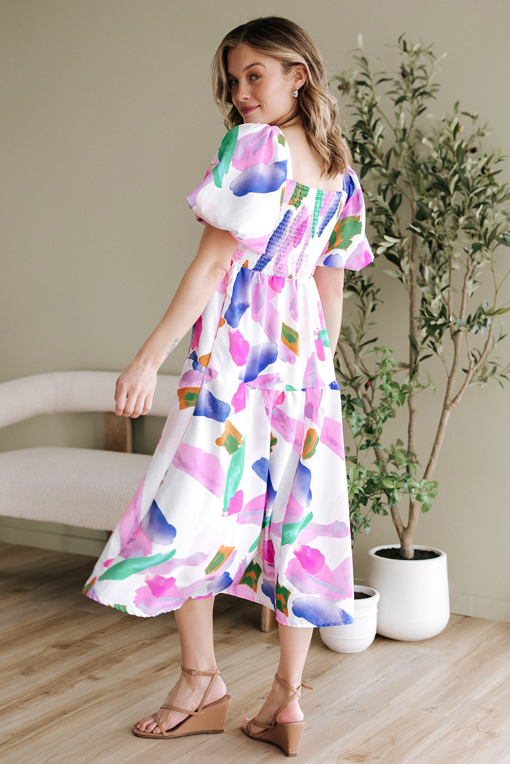 Robe midi à manches bouffantes et dos froncé à imprimé abstrait