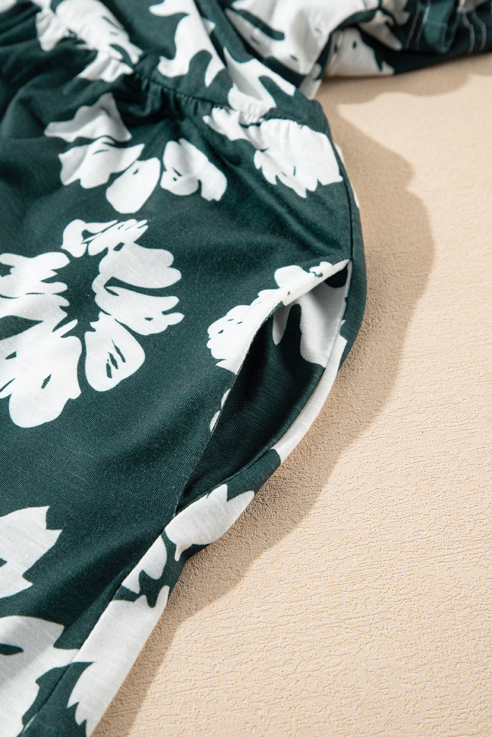 Mini-robe taille empire à imprimé floral et manches à volants