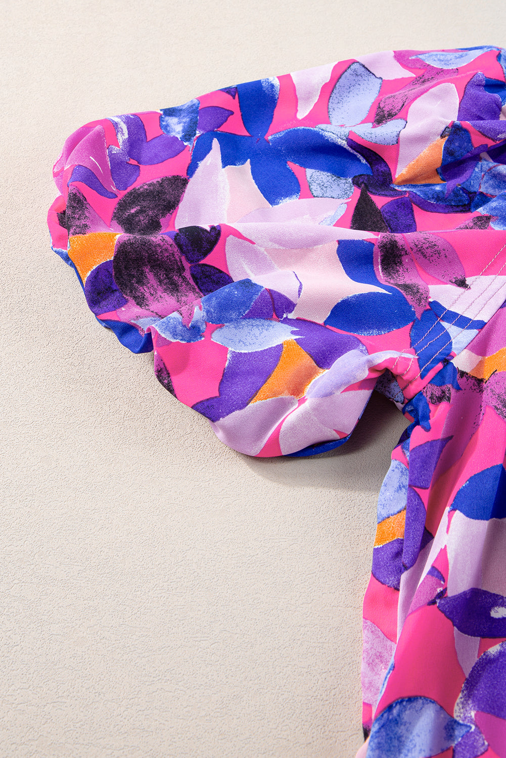 Robe à volants à manches courtes bouffantes et imprimé floral violet