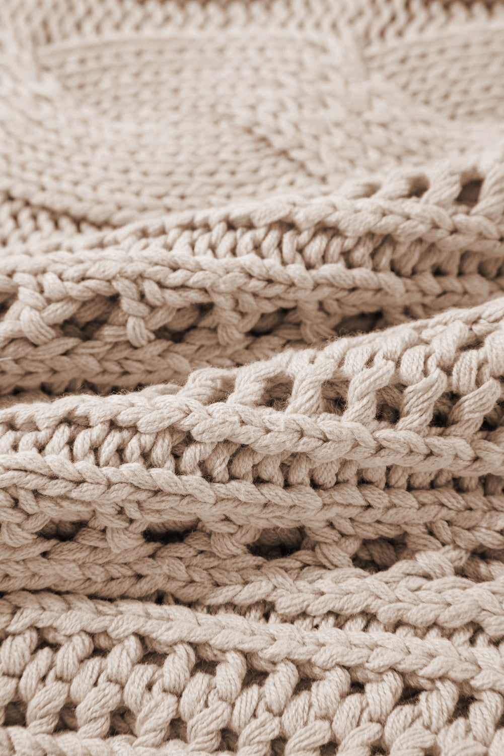 Pull court en tricot torsadé ajouré
