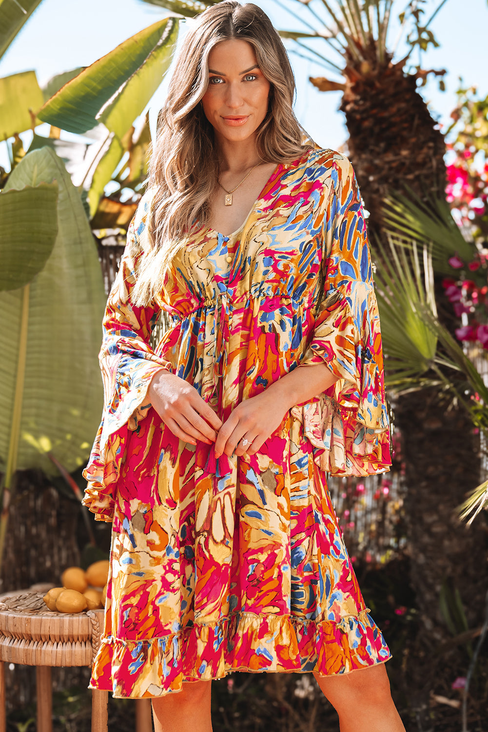 Robe tunique fluide à taille haute et manches évasées et ourlet à volants