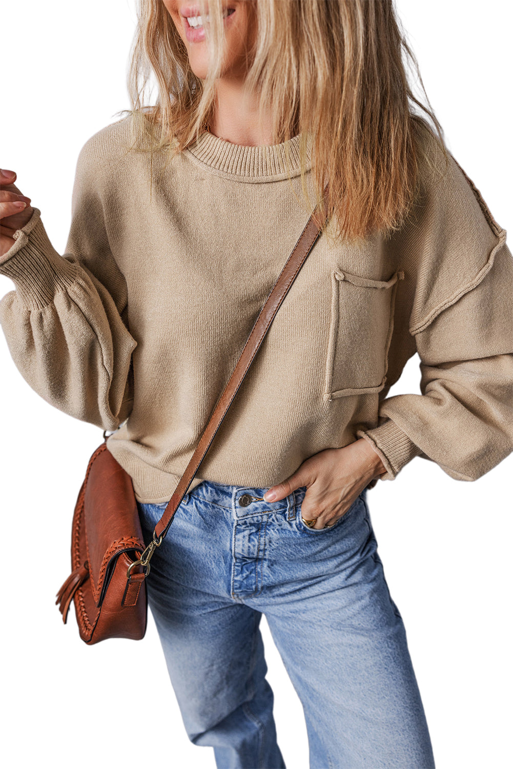 Pull ample a bords bruts et poche plaquée, coutures apparentes